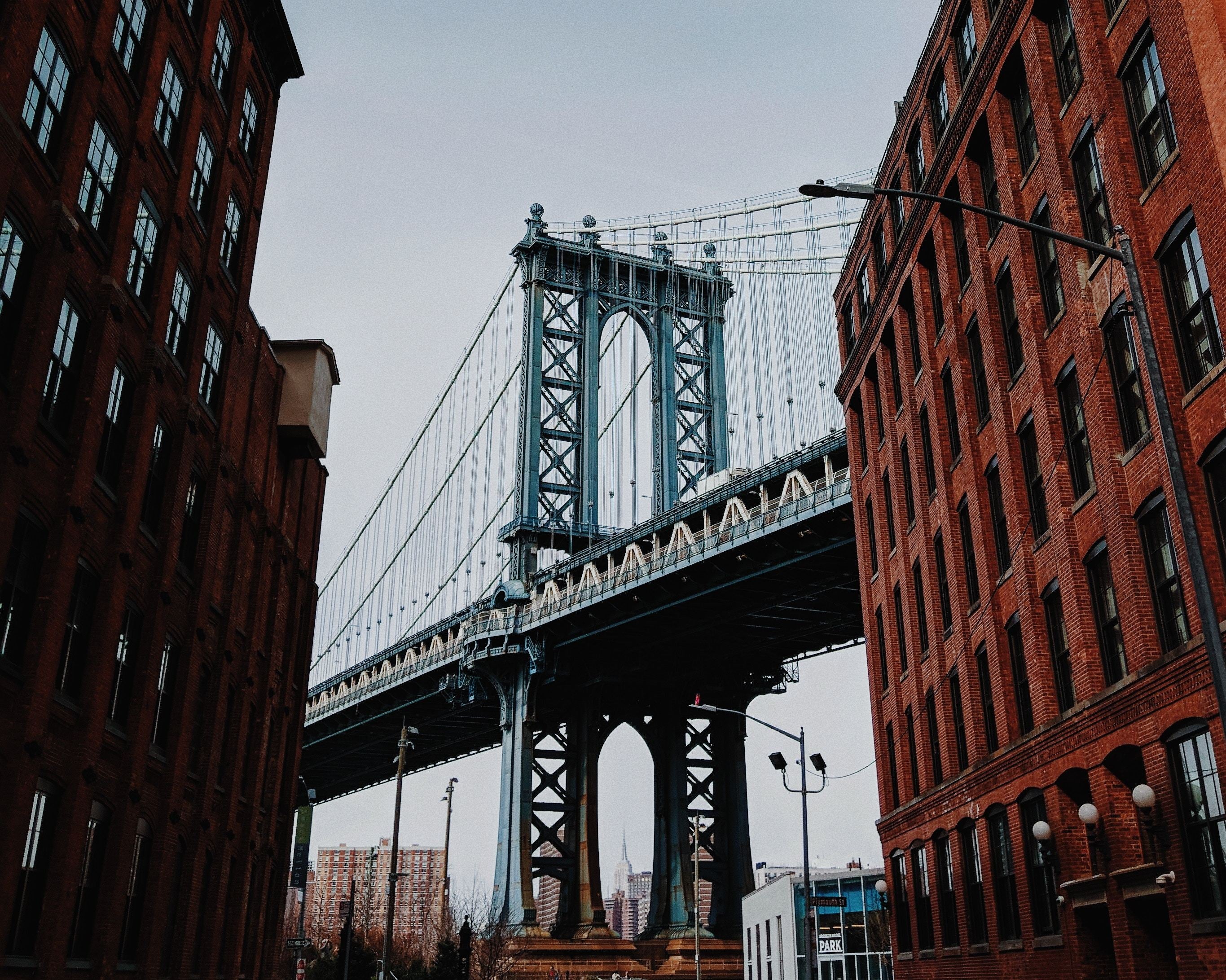 brooklyn-bridge-towers-over-brick-buildings-in-williamsburg.jpg