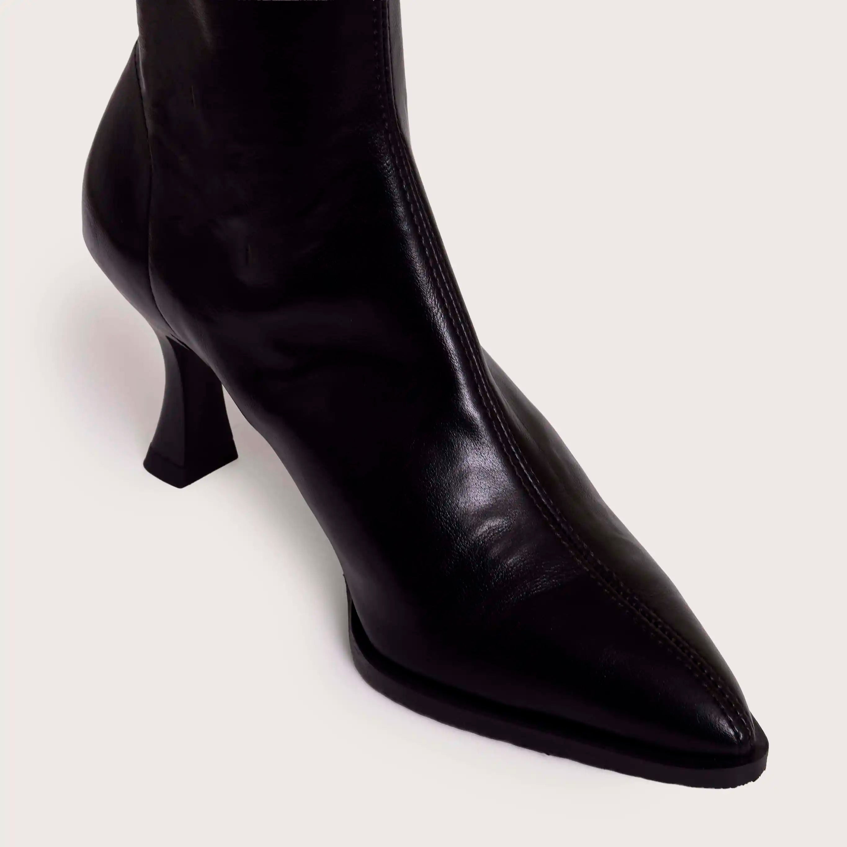 Glover - Black Leather